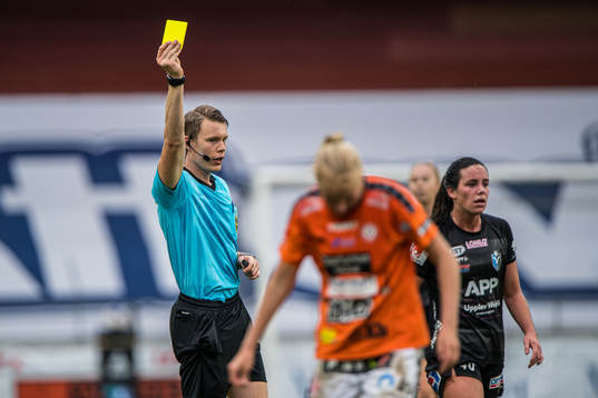 Växjös Phoebe Lynch McCleron tilldelas gult kort