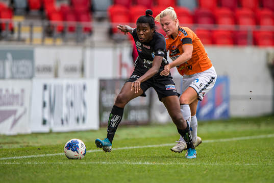 Växjös Ini-Abasi Umotong och Kristianstads Josefine