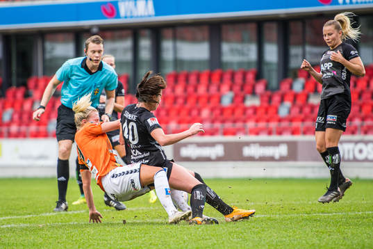 Domare Oscar Johnson, Kristianstads Josefine Rybrink och