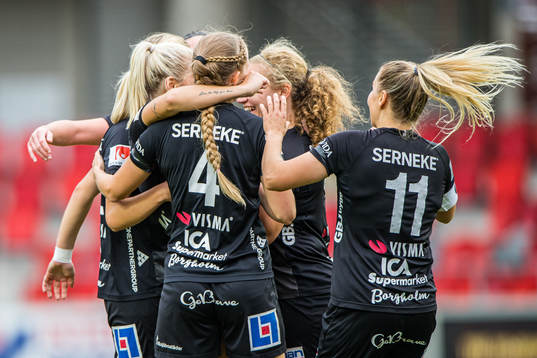 Växjös Amanda Johnsson Haar jublar med lagkamrater