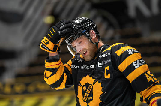 Skellefteås Oscar Möller före ishockeymatchen i SHL