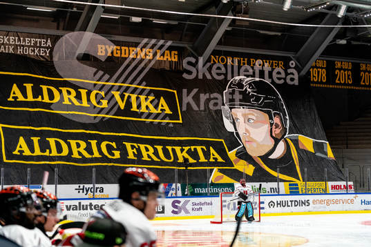 Tifo på Skellefteås Oscar Möller med texten Aldrig vika
