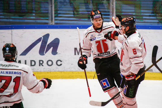 Örebros Rodrigo Abols och Stefan Warg  jublar