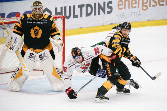Örebros Emil Larsson oroar framför Skellefteås målvakt