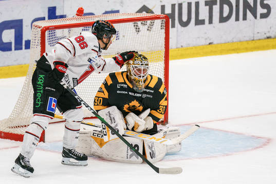 Örebros Mathias Bromé och Skellefteås målvakt Gustaf
