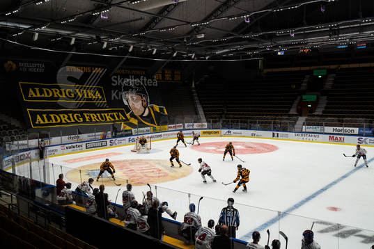 Tifo på Skellefteås Oscar Möller med texten Aldrig vila