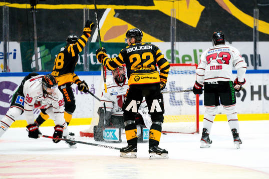 Skellefteås Jonathan Johnson gör 1-3 och jublar