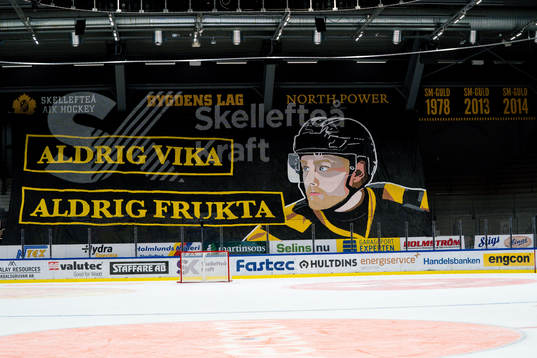 Tifo på Skellefteås Oscar Möller med texten Aldrig vika