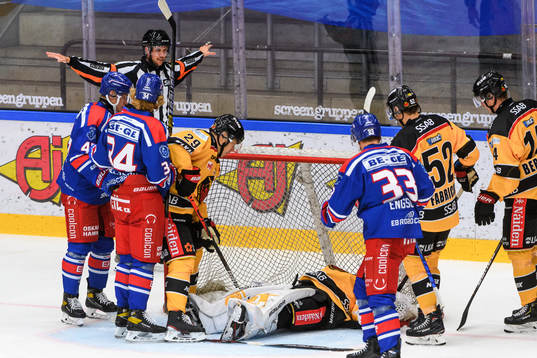 Luleås målvakt David Rautio med en räddning