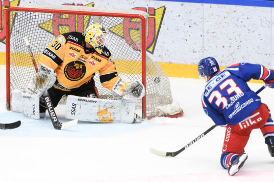 Oskarshamns Filiph Engsund gör 1-1 bakom Luleås målvakt