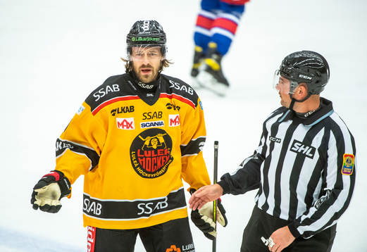 Luleås Daniel Sondell reagerar på ett domslut