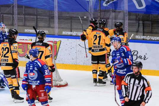 Luleås Juhani Tyrväinen jublar