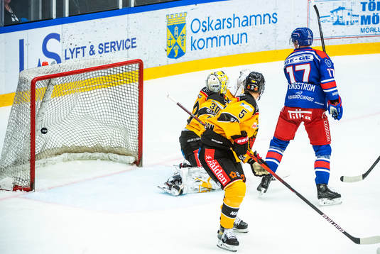 Oskarshamns Kim Strömberg (ej i bild) gör här 2-2 bakom