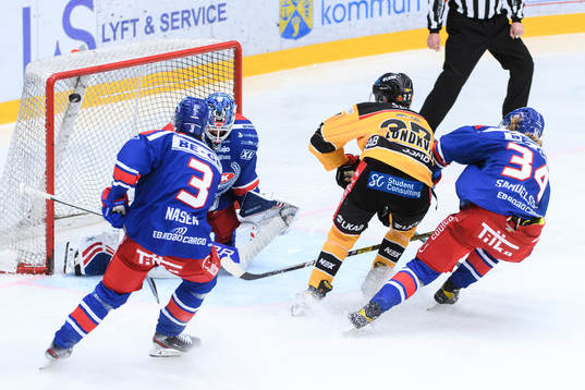 Luleås Nils Lundkvist oroar framför Oskarshamns Philip
