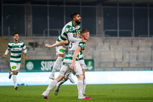 Västerås David Engström jublar med lagkamrater
