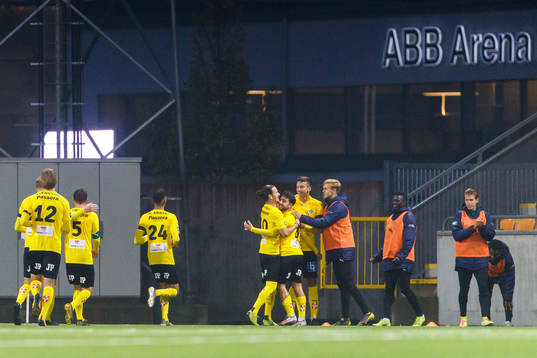 Jönköpings Moustafa Zeidan jublar med lagkamrater