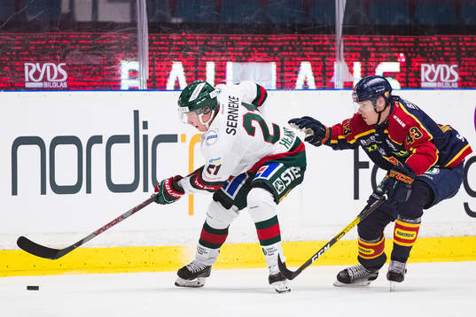 Frölundas Karl Henriksson jagas av Djurgårdens Tom Nilsson
