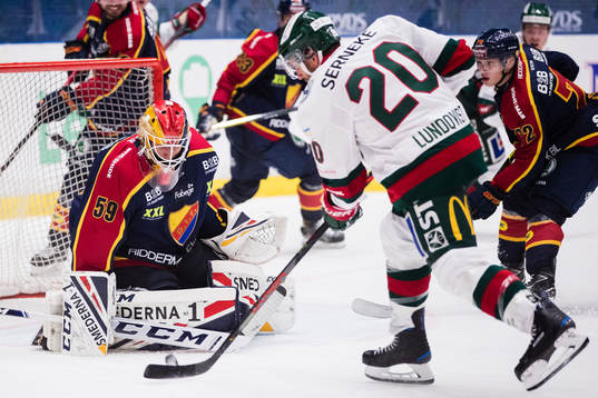 Frölundas Joel Lundqvist utmanar Djurgårdens målvakt