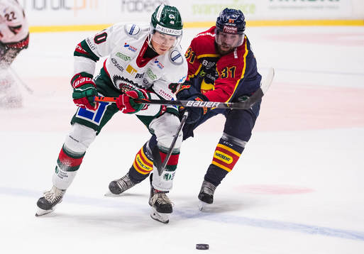 Frölundas Joel Mustonen i kamp om pucken med Djurgårdens