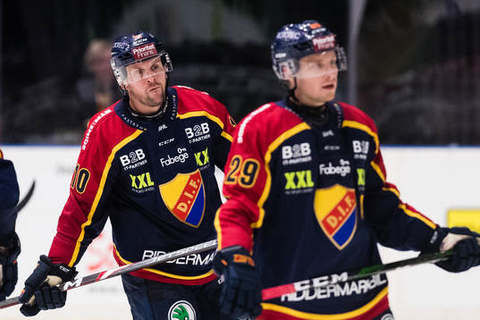 Djurgårdens Niclas Bergfors och Sebastian Strandberg deppar