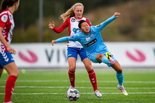 Camilla Linberg of Lyn and Ylinn Tennebø of Avaldsnes