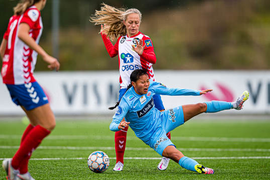 Camilla Linberg of Lyn and Ylinn Tennebø of Avaldsnes