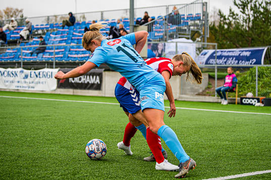 Elise Hove Thorsnes of Avaldsnes and Emilie Bølviken of Lyn