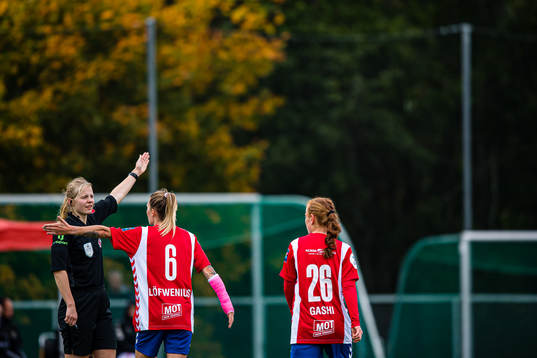 Veronika Fjeldvær, referee, and Mimmi Matilda Löfwenius