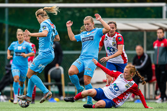 Olaug Tvedten of Avaldsnes and Laura Gashi of Lyn