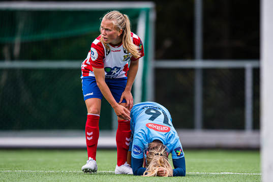 Emilie Bølviken of Lyn and Anna Langås Jøsendal of