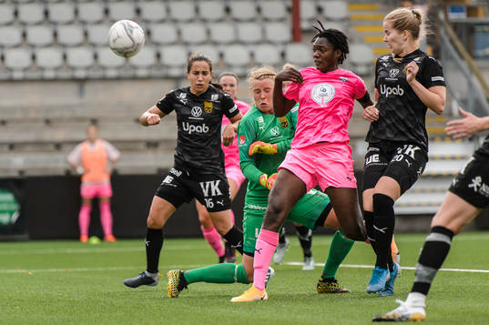 Rosengårds Anam Imo oroar framför Umeås Briana Campos,