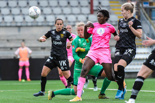Rosengårds Anam Imo oroar framför Umeås Briana Campos,