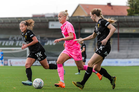 Rosengårds Caroline Seger i en kamp mot Umeås Olivia Holm