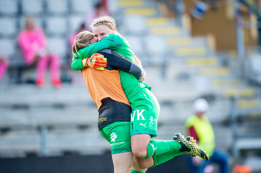 Umeås målvakt Agnes Granberg kramas om