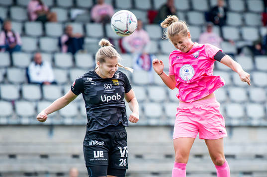 Umeås Eva Nyström i luftduell med Rosengårds Anna