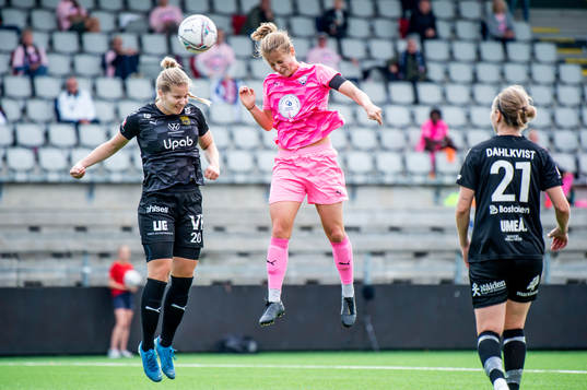 Umeås Eva Nyström i luftduell med Rosengårds Anna
