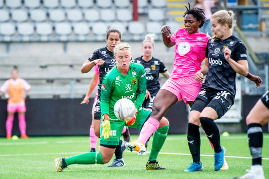 Rosengårds Anam Imo mot Umeås målvakt Agnes Granberg och