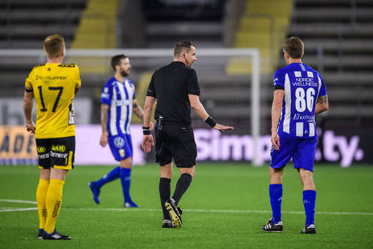 IFK Göteborg Pontus Wernbloom i samtal med domare Andreas