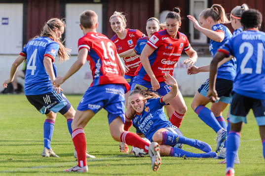 Djurgårdens Gudrun Arnadottir och Vittsjös Emily Gielnik