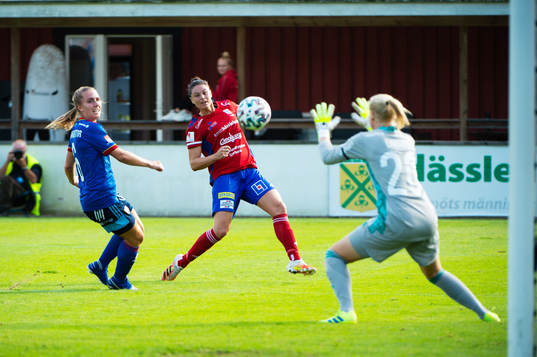 Djurgårdens Gudrun Arnadottir och Vittsjös Emily Gielnik