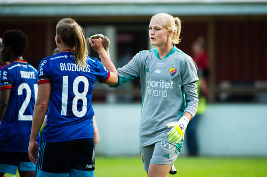 Djurgårdens Rachel Bloznalis och målvakt Kathrine