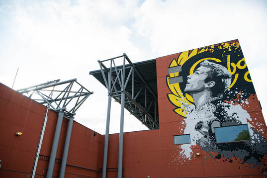 Exteriör bild på Borås arena och en muralmålning