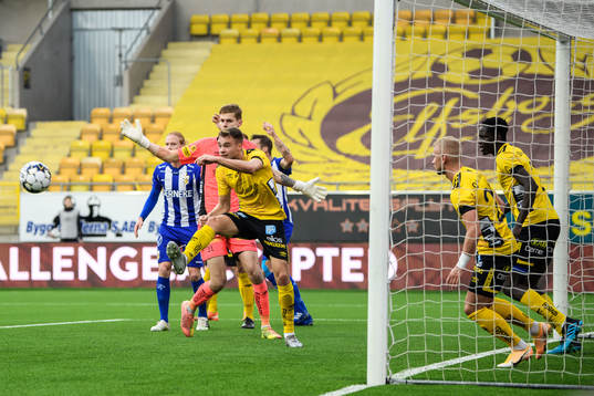 Elfsborgs Leo Väisänen rensar