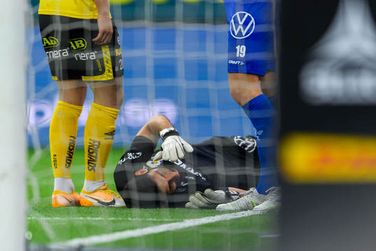 IFK Göteborg målvakt Ioannis Anestis ligger ner och har
