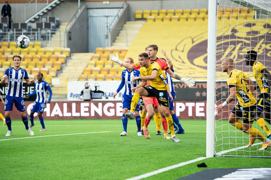 Elfsborgs Leo Väisänen rensar undan bollen
