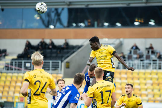 Elfsborgs Joseph Okumu hoppar högs i nickduell