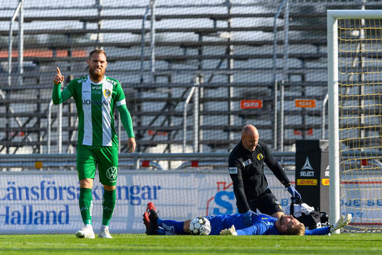 Hammarbys målvakt David Ousted ligger ner och har ont
