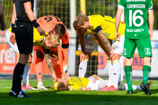 Falkenbergs Tobias Englund ligger ner och har ont