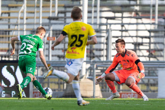 Hammarbys Aron Johansson och Falkenbergs målvakt Viktor