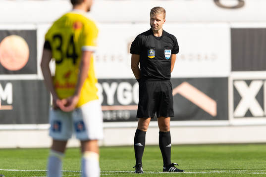 Domare Glenn Nyberg före fotbollsmatchen i Allsvenskan